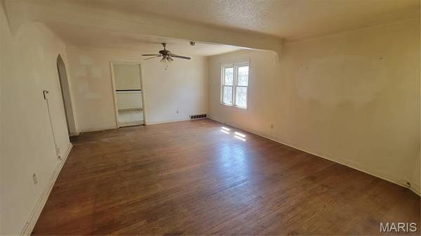 6932 Claremore DR, St Louis, MO 63121
