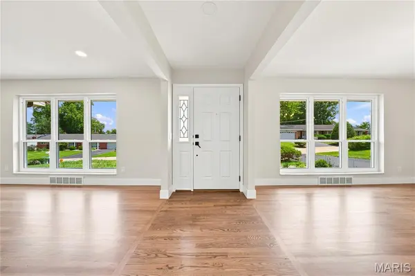 849 Charlesgate DR, St Louis, MO 63132