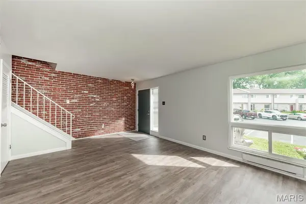 10158 Sakura DR, St Louis, MO 63128