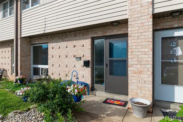 10158 Sakura DR, St Louis, MO 63128