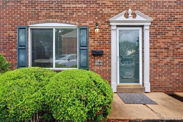 1030 Lacouer DR, Kirkwood, MO 63122