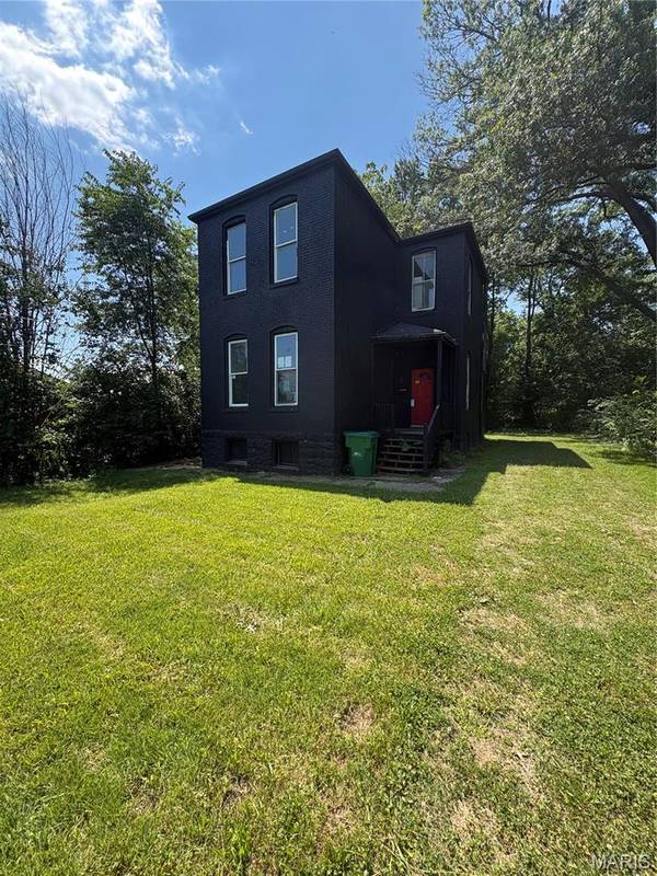 3621 Saint Marys LN, St Louis, MO 63121