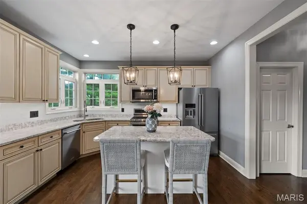 2159 Oak DR, Crystal Lake Park, MO 63131