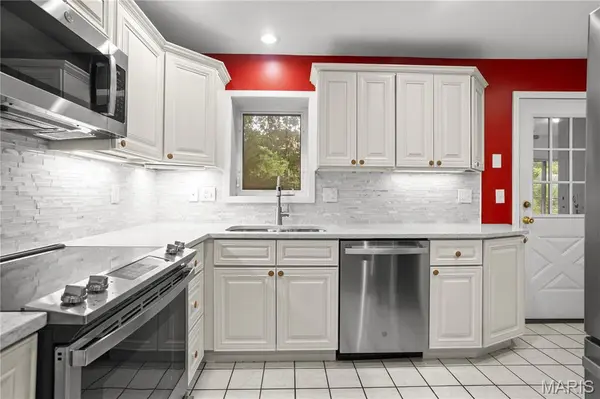 7626 Lindbergh DR, Richmond Heights, MO 63117
