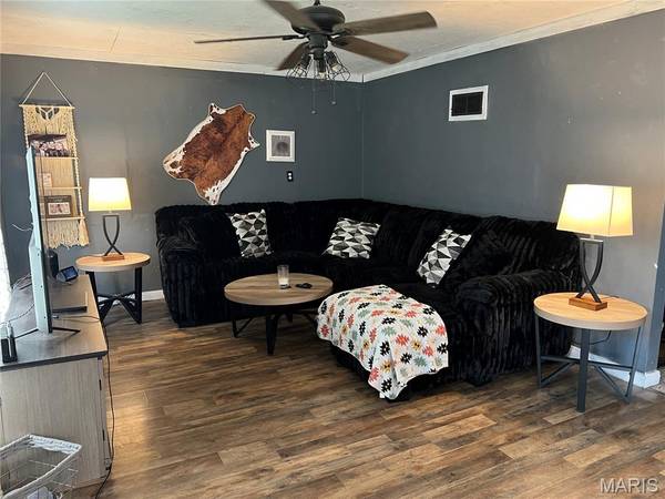 619 E National AVE, Richland, MO 65556