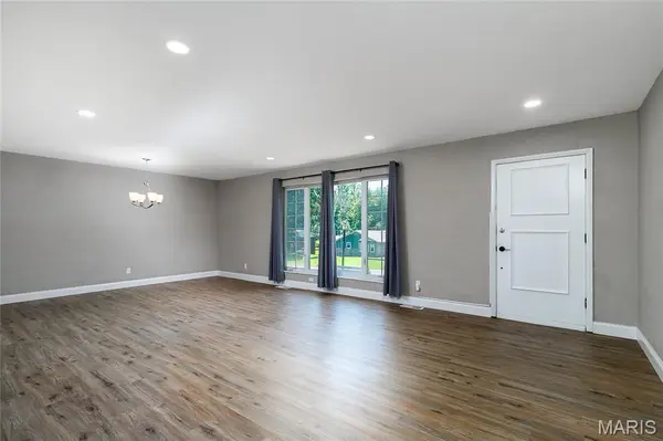 10500 Green Slope DR, St Louis, MO 63136