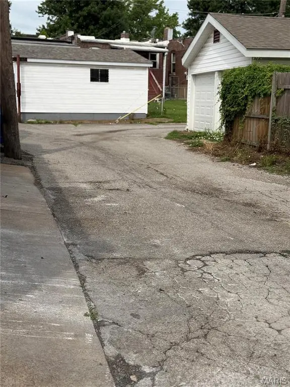 6233 Gravois AVE, St Louis, MO 63116