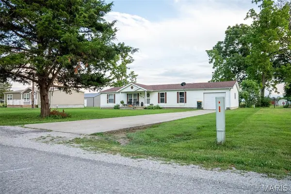 405 E Fayette AVE, Patoka, IL 62875