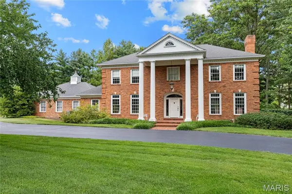48 Muirfield LN, Town And Country, MO 63141