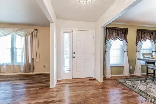 25 Beaujolais DR, Florissant, MO 63031