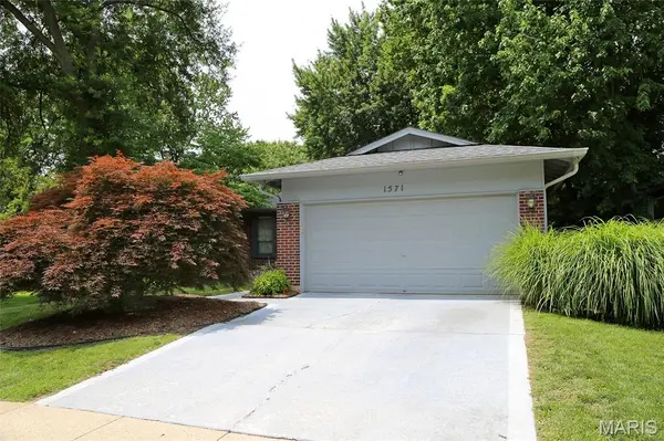 1571 Barkwood DR, Florissant, MO 63031