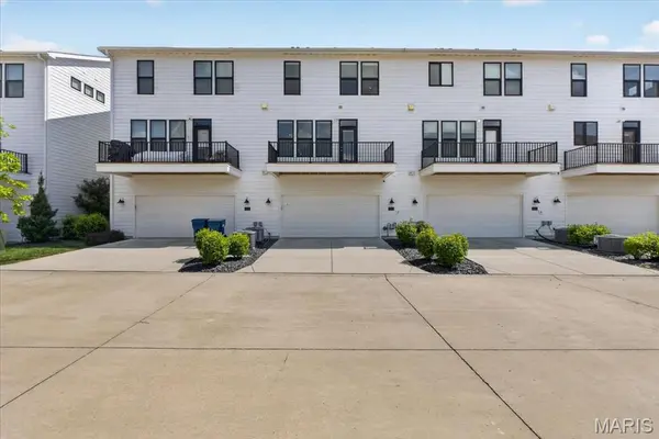 8933 Eager RD, St Louis, MO 63144