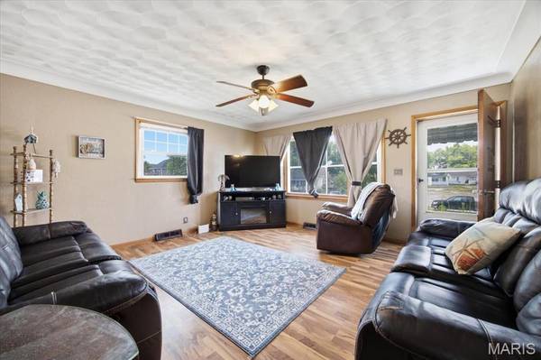 706 Main, Keyesport, IL 62253