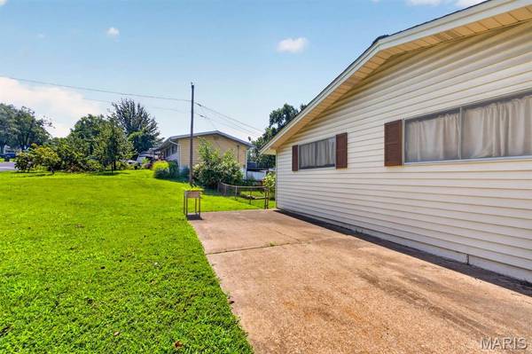 4146 Garvey DR, Mehlville, MO 63129