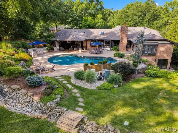 13 Summerhill LN, Town And Country, MO 63017