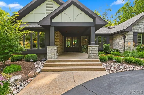 13 Summerhill LN, Town And Country, MO 63017