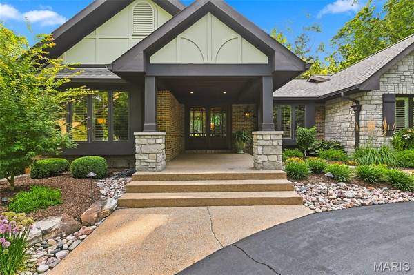 13 Summerhill LN, Town And Country, MO 63017