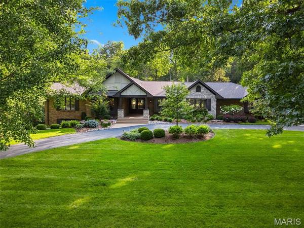 13 Summerhill LN, Town And Country, MO 63017