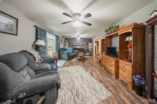 435 Forest LN, St James, MO 65559