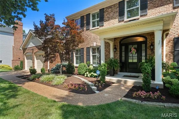 608 Westledge CT, Des Peres, MO 63131