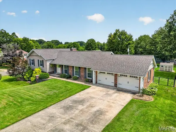 20 Shawnee DR, St Charles, MO 63301