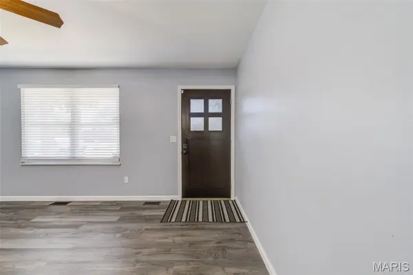4 Vanguard DR, St Peters, MO 63376