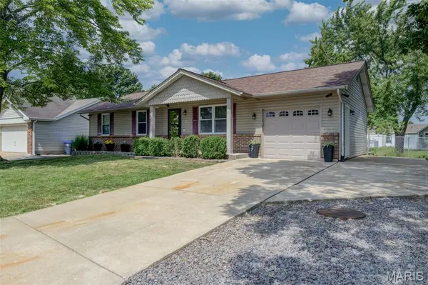 4 Vanguard DR, St Peters, MO 63376
