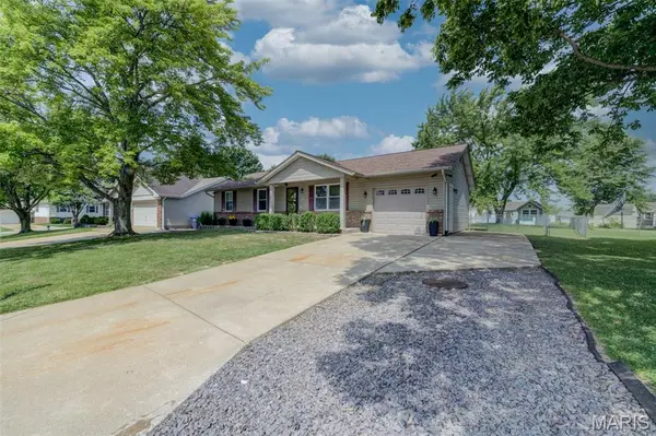 4 Vanguard DR, St Peters, MO 63376