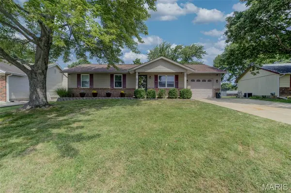 4 Vanguard DR, St Peters, MO 63376