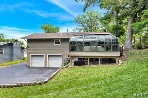 12034 Debonnaire DR, St Louis, MO 63146
