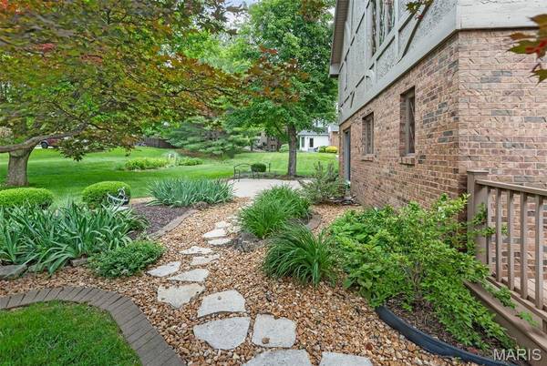 147 Ginger Dale DR, Glen Carbon, IL 62034