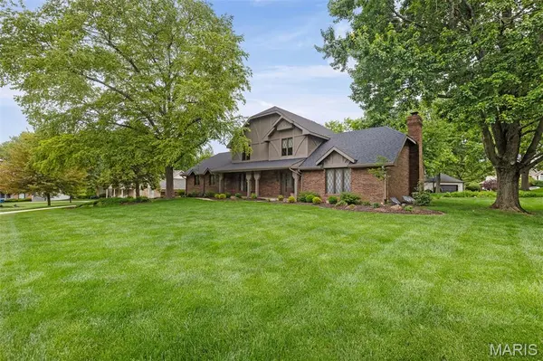 147 Ginger Dale DR, Glen Carbon, IL 62034