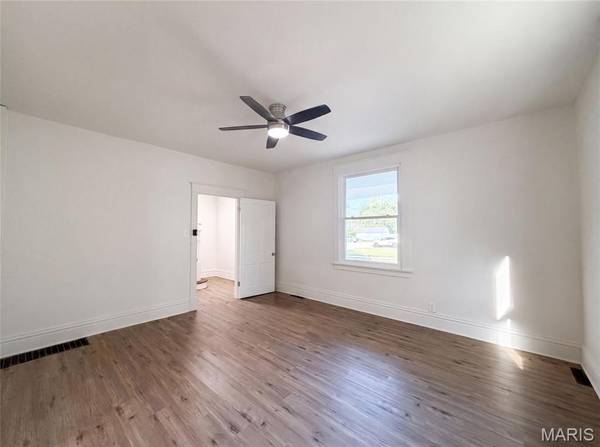 415 N 4th ST, St Charles, MO 63301