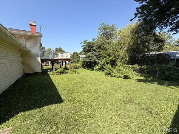 1515 Shadow LN, St Charles, MO 63303