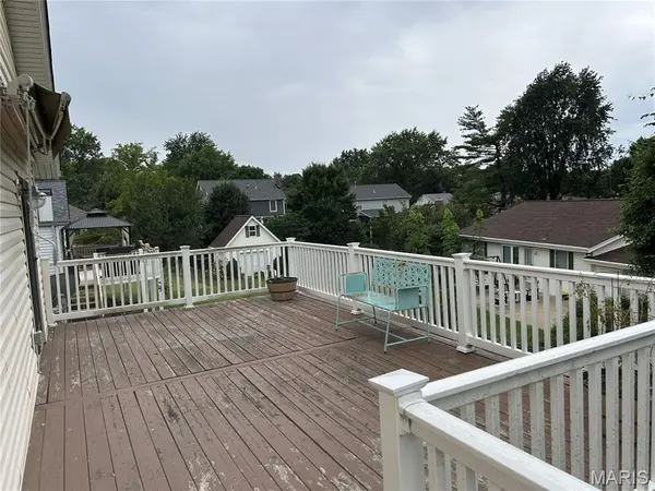 1515 Shadow LN, St Charles, MO 63303