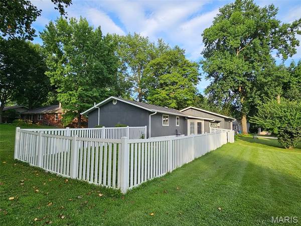 70 S Meadow LN, Glen Carbon, IL 62034