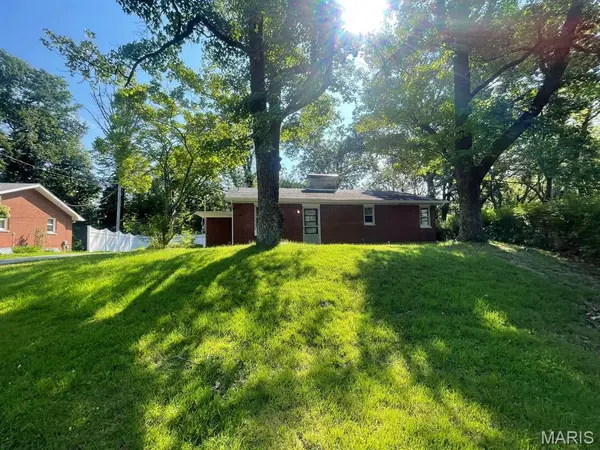 2131 Hill Crest DR, Highland, IL 62249