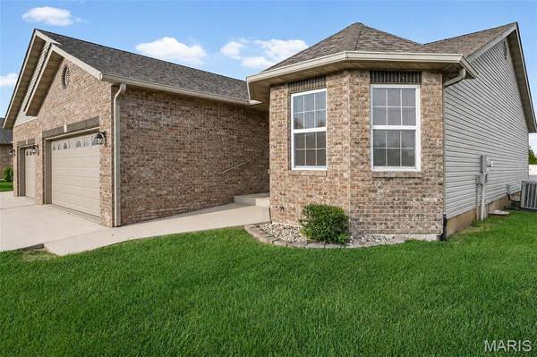 23 Klein DR, Bethalto, IL 62010