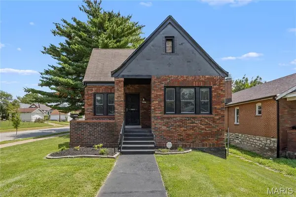 8578 Drury LN, St Louis, MO 63147