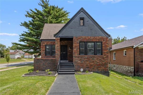 8578 Drury LN, St Louis, MO 63147