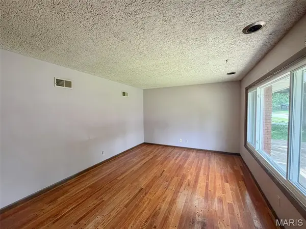 2120 Argo DR, Florissant, MO 63031