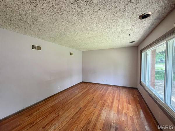2120 Argo DR, Florissant, MO 63031