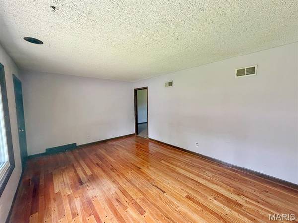 2120 Argo DR, Florissant, MO 63031