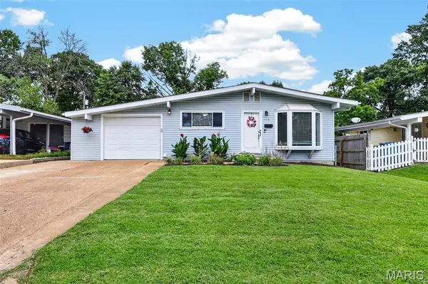 413 Saint Lawrence DR, Ballwin, MO 63021
