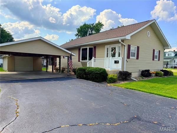 908 Staunton Rd RD, Gillespie, IL 62033