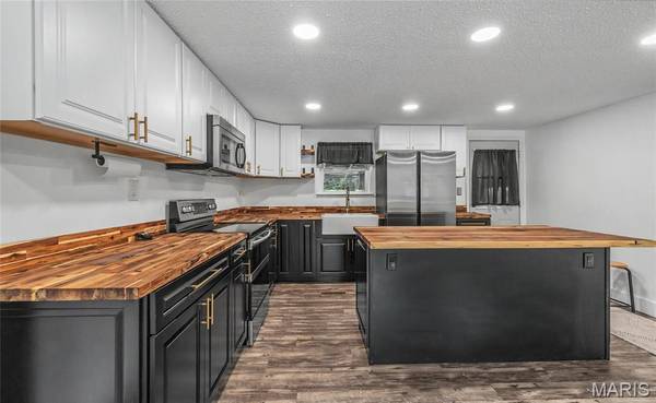 388 Walls Ford RD, St Clair, MO 63077