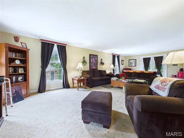 22 Frontenac PL, Godfrey, IL 62035
