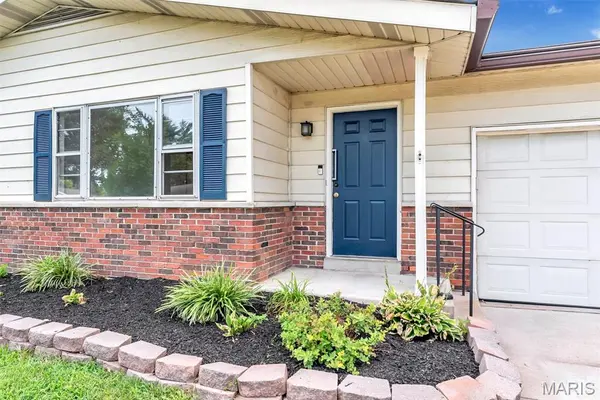 5537 Valleyside LN, St Louis, MO 63128