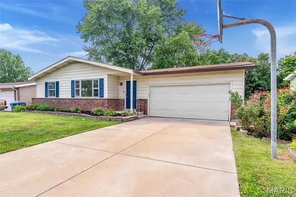 5537 Valleyside LN, St Louis, MO 63128