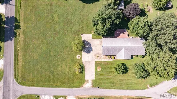 23611 Jenny LN, Jerseyville, IL 62052